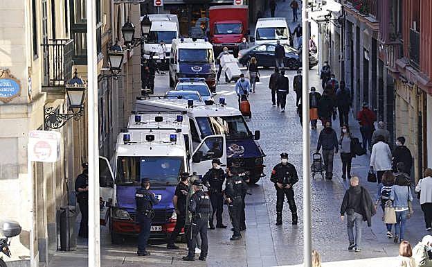 Agentes de la Ertzaintza desplegados esta mañana en el Casco Viejo.