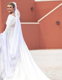 Imagen secundaria 2 - Imágenes del boceto del vestido y de la novia posando.