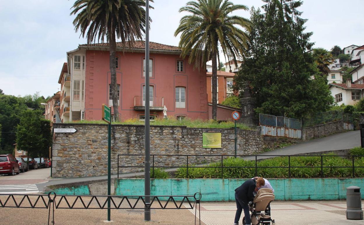 La antigua residencia sigue deteriorándose desde que quedó vacía en 2002. 