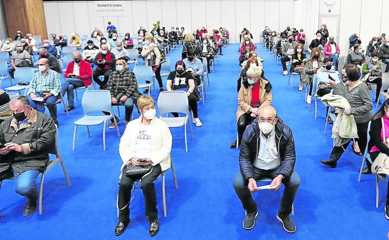 Personas recién vacunadas en el BEC aguardan el tiempo prescrito para determinar si la inyección les produce alguna reacción adversa. 