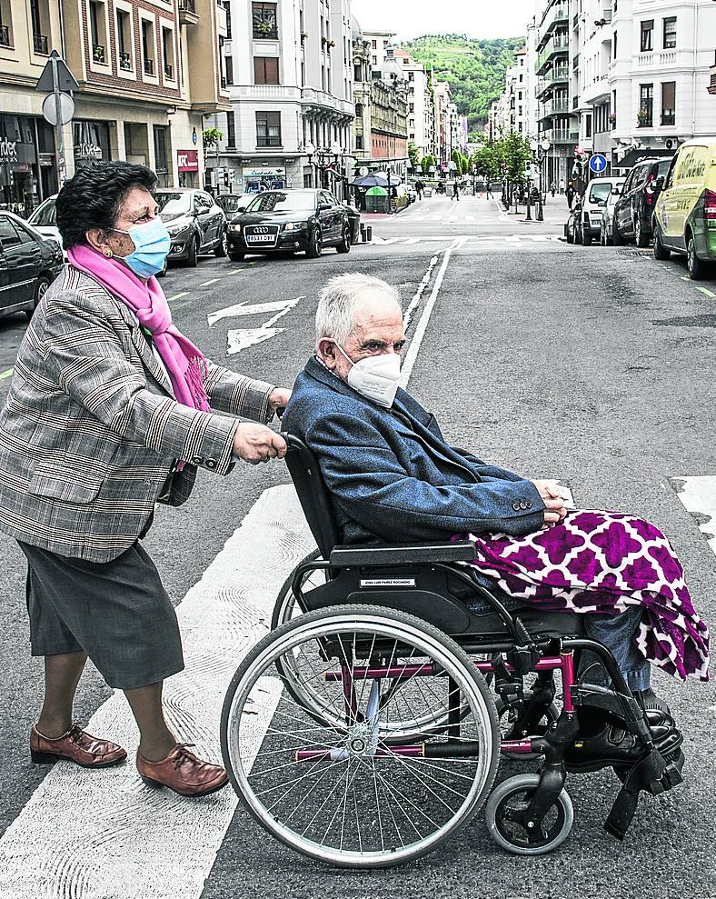 Gloria Larrea pasea con Pepe, su marido, por la calle Egaña.