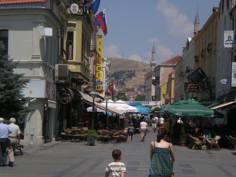 Aunque los antiguos baños turcos, que fueron los más grandes fuera de Estambul, ya no existen como tales, su espacio, presidido por las dos grandes cúpulas gemelas y otra decena de cúpulas menores, sirve de escenario impresionante para la colección permanente de la Galería Nacional que expone arte moderno y esculturas del país, que parecen cobrar vida con los rayos de sol que atraviesan los pequeños agujeros en forma de estrella en los techos abovedados que antes iluminaban la zona de baños. 