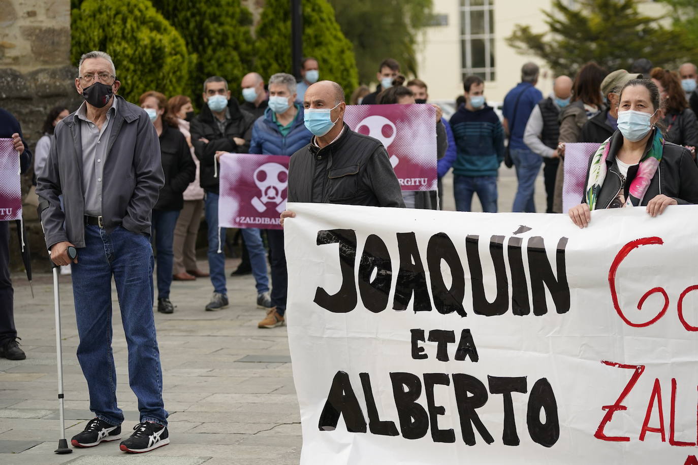 Familiares y vecinos de Joaquín Beltrán se han concentrado esta tarde en la plaza Euskadi de Zalla