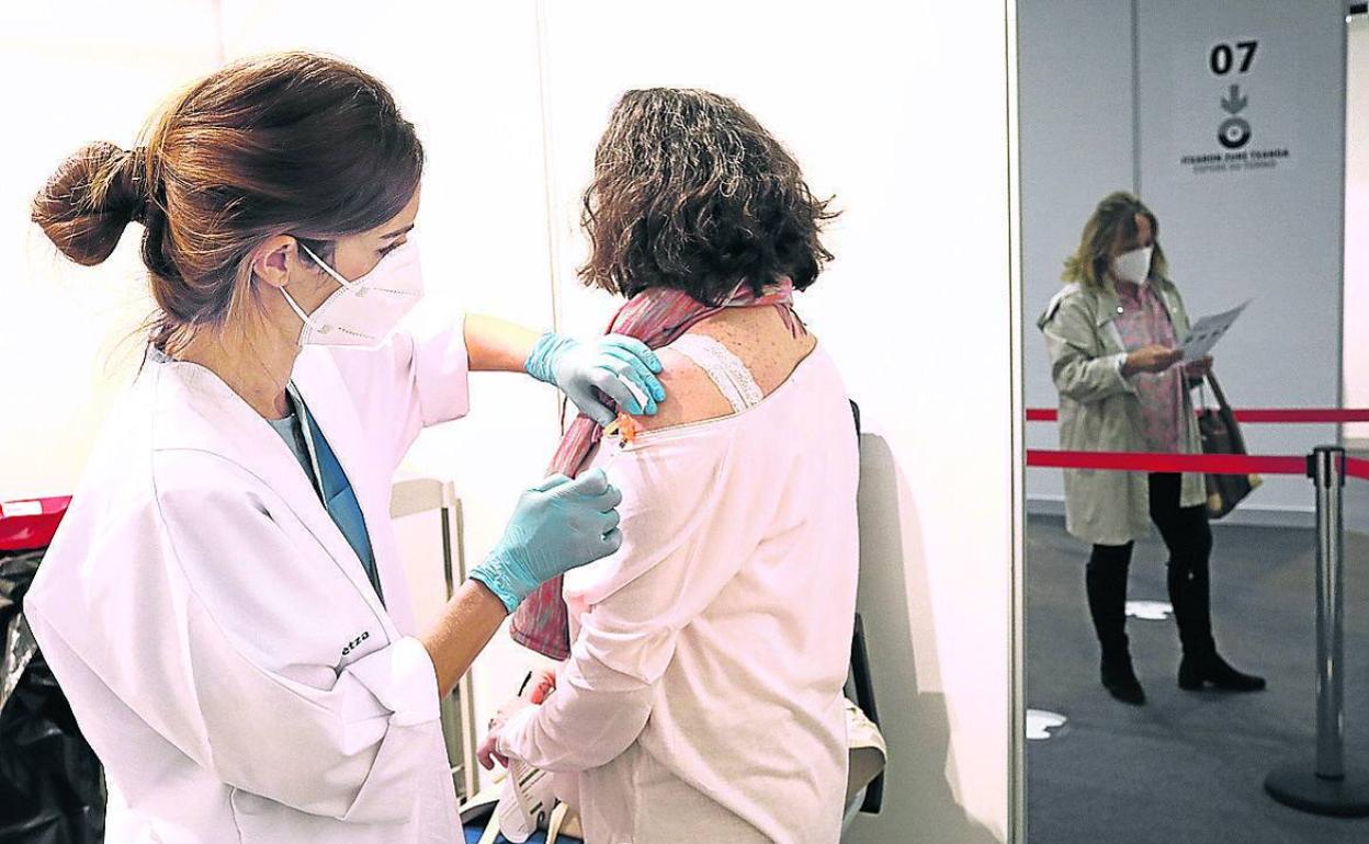 Una mujer recibe la vacuna contra el coronavirus en Euskadi. 