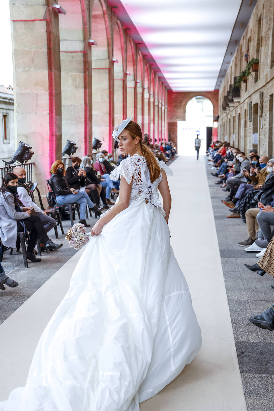 Fotos: Los Arquillos acogen la Pasarela Gasteiz On con la presencia de nuevos diseñadores