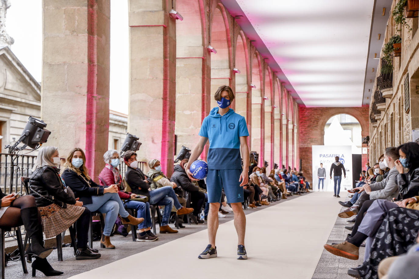 Fotos: Los Arquillos acogen la Pasarela Gasteiz On con la presencia de nuevos diseñadores