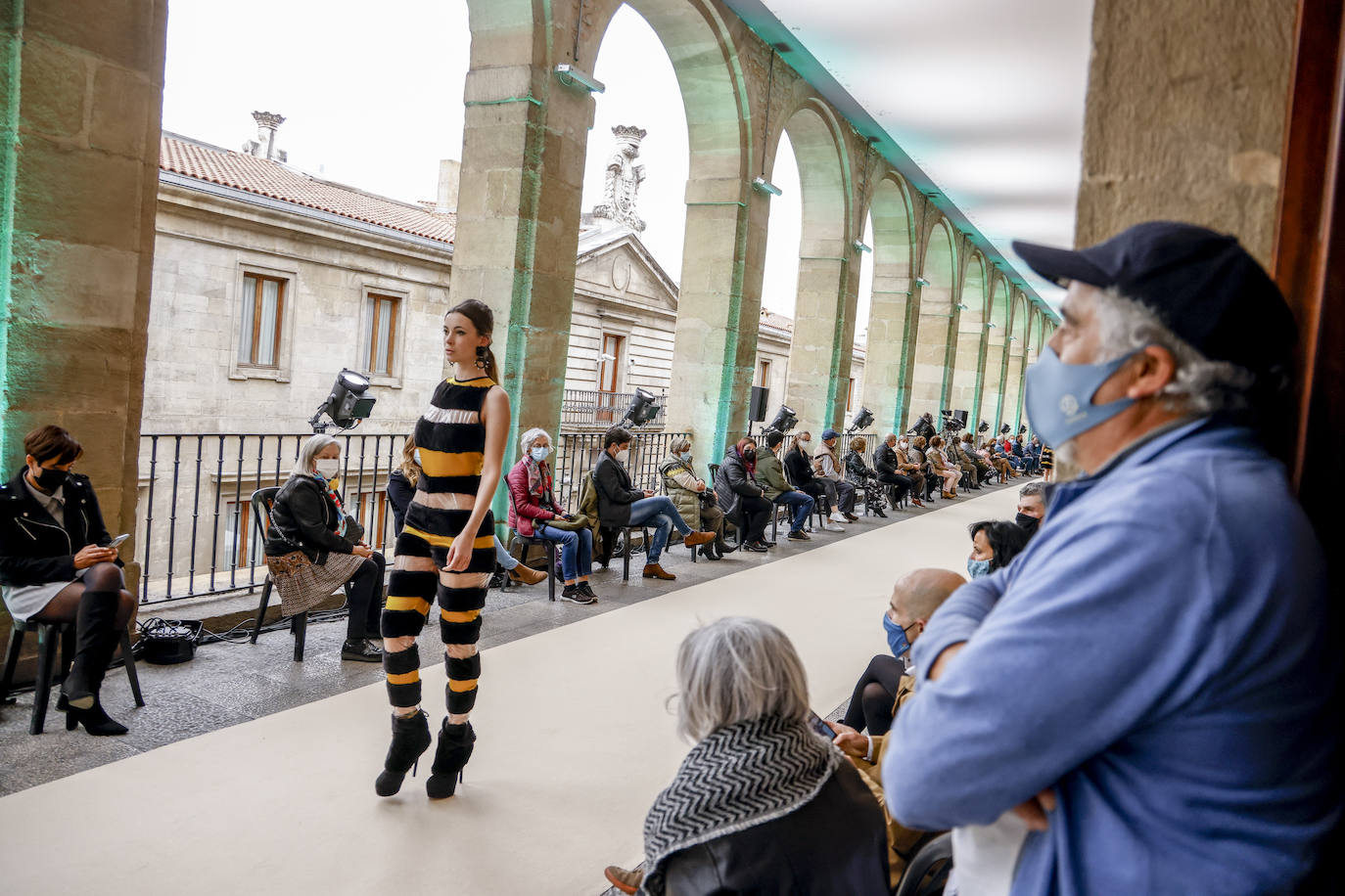 Fotos: Los Arquillos acogen la Pasarela Gasteiz On con la presencia de nuevos diseñadores