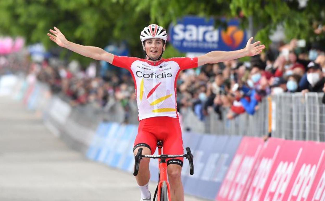 Victor Lafay entra vencedor en la meta. 