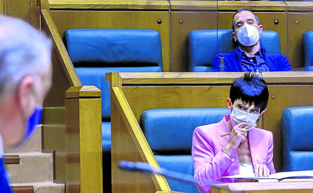 La portavoz de Bildu, Maddalen Iriarte, y el parlamentario Julen Arzuaga siguen el pleno de ayer. 