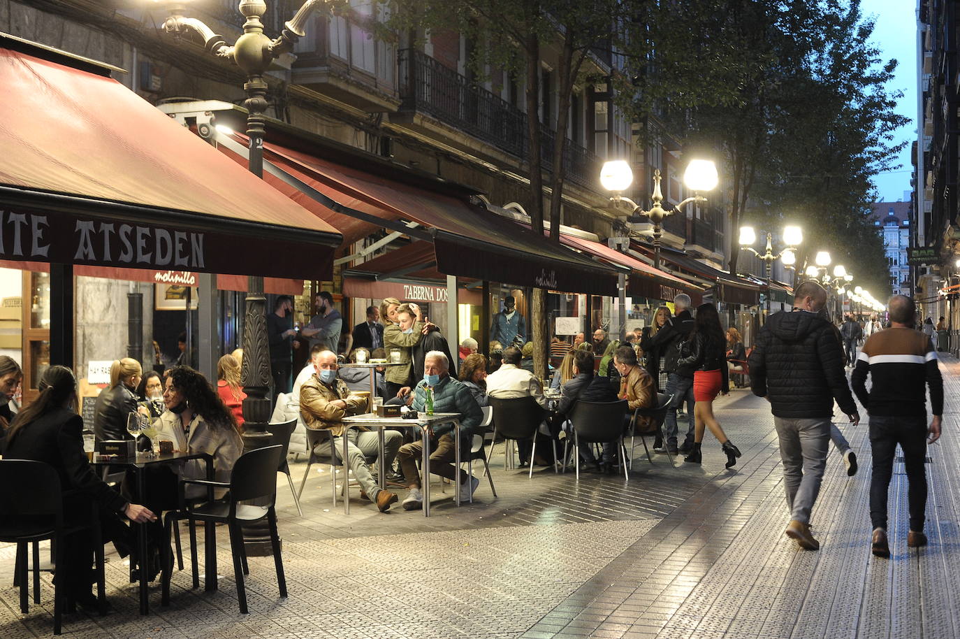 Fotos: Ambientazo en el Casco Viejo y Ledesma y botellones en Doña Casilda