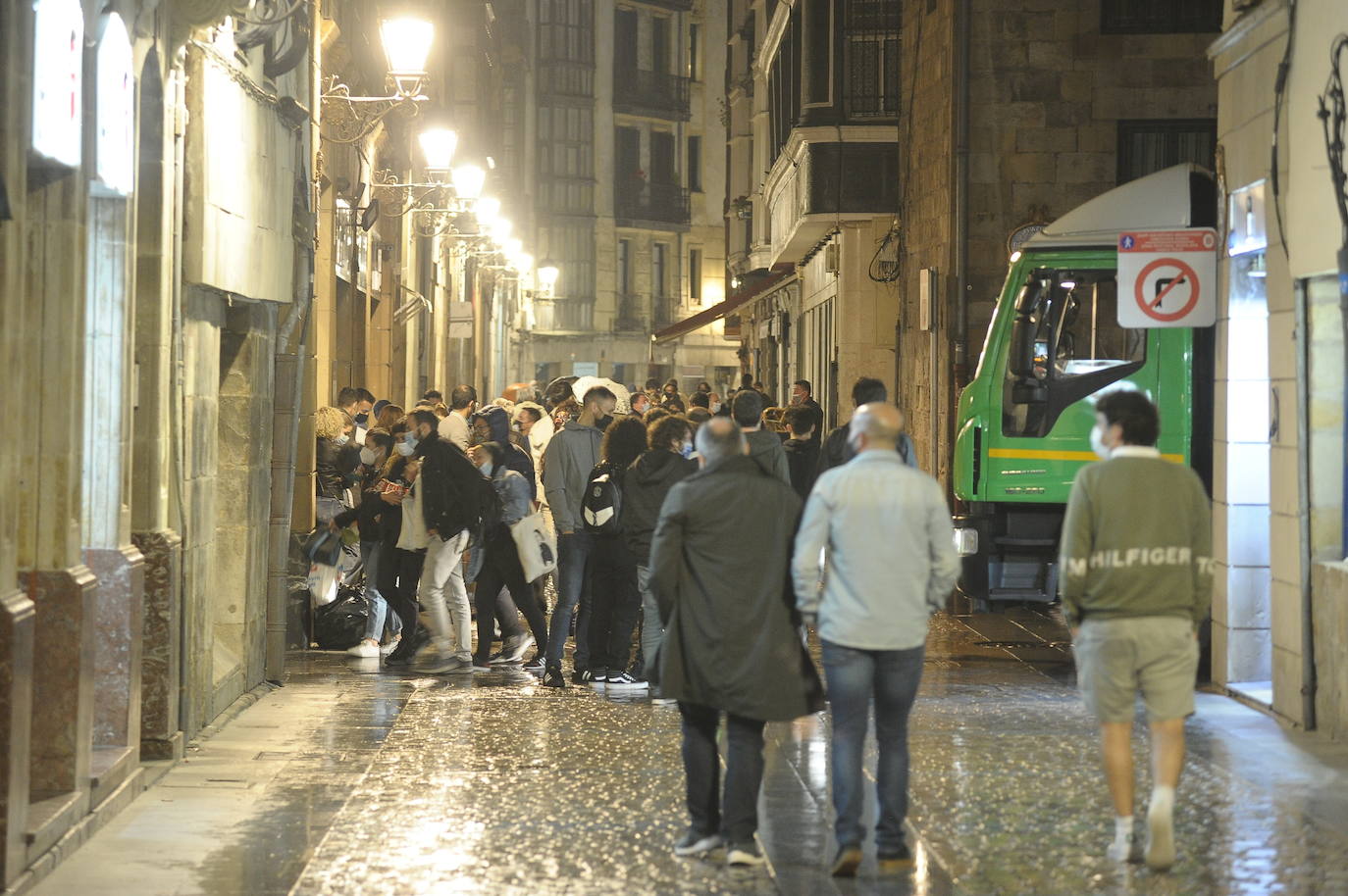 Muchos jóvenes se reunieron en el Casco Viejo.