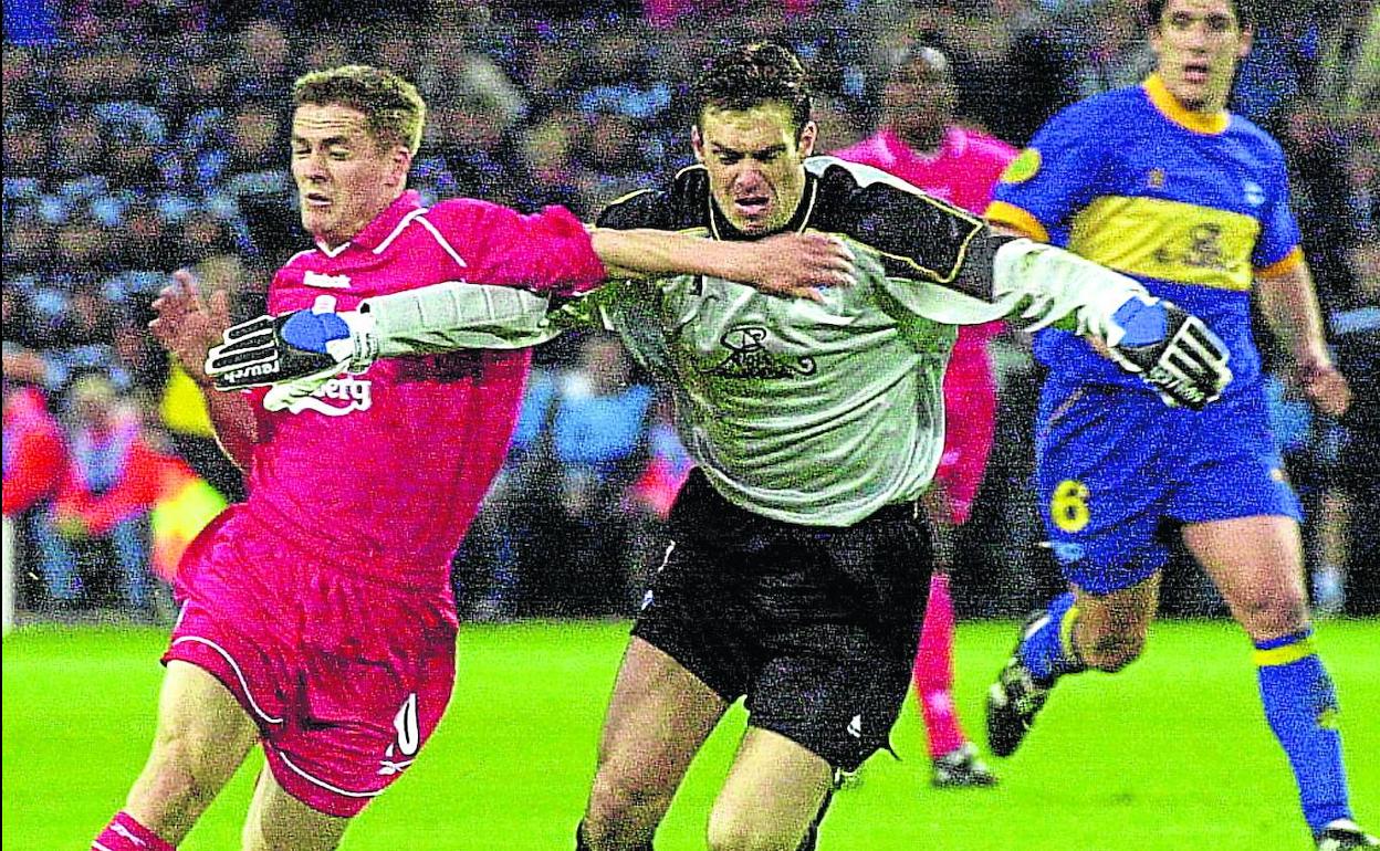 Herrera persigue al delantero Owen.