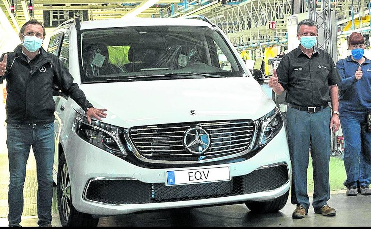 Emilio Titos, director de Mercedes-Vitoria, a la derecha junto a la primera Clase V eléctrica y en compañía de trabajadores de la planta en septiembre de 2020. 