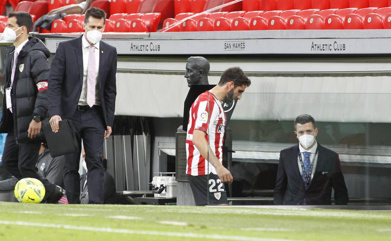 Raúl García vio la roja por insultar a un asistente, según el acta