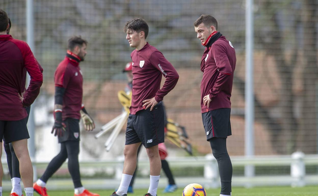 Vencedor y Vicente, en un entrenamiento del Athletic en enero de 2019.