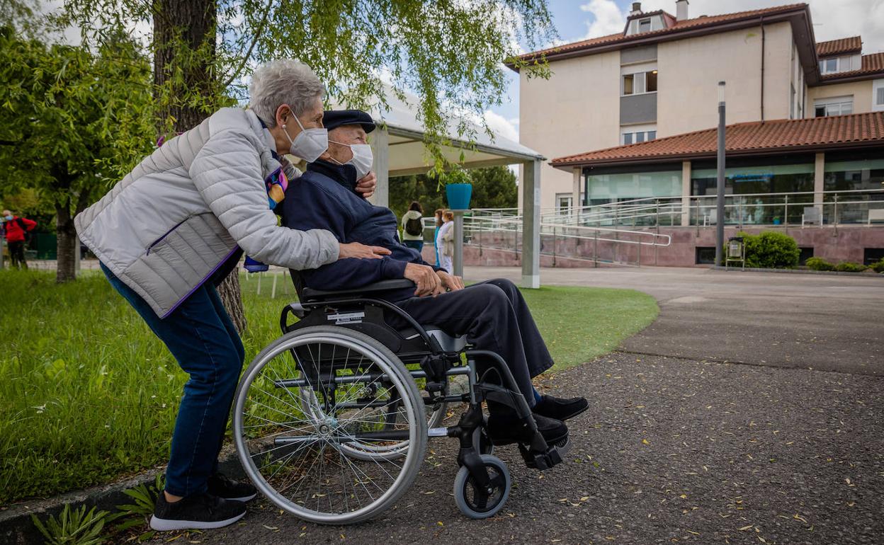 Los paseos diarios regresaron ayer a IMQ Igurco, igual que el resto de residencias alavesas. 