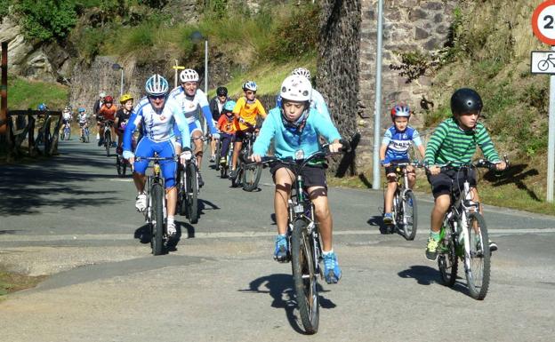 Un grupo de niños transita por la vía verde de Arditurri.