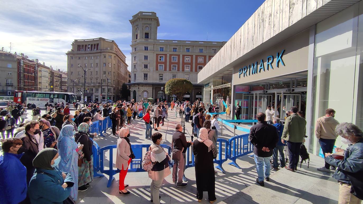 Fotos: Colas en la apertura del Primark de Bilbao