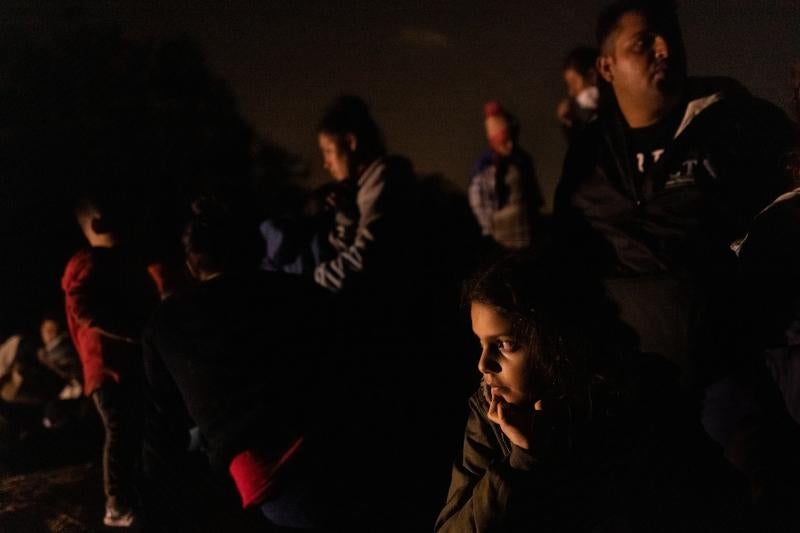 Emali tiene 8 años. Ha llegado a la frontera desde Guatemala. Descansa junto a varias familias procedentes Amércia del Sur y Central que esperan ser procesadas por los funcionarios. 