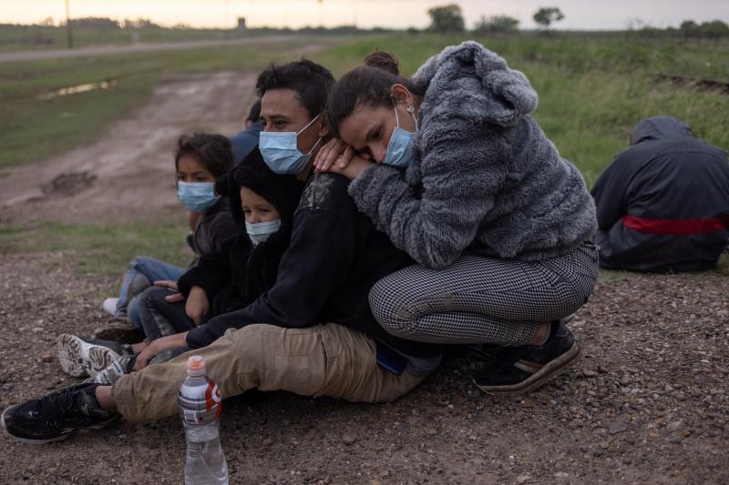 Halsey se apoya en su marido, Pablo, que abraza abraza a su hija, Alyson, de seis años. Han llegado a la frontera desde Nicaragua con la ilusión de una nueva vida.