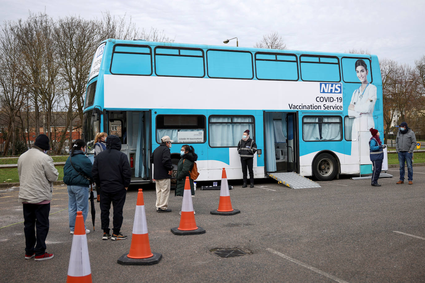 En Thamesmead, en Londres, se habilitaron autobuses para vacunar a la población.