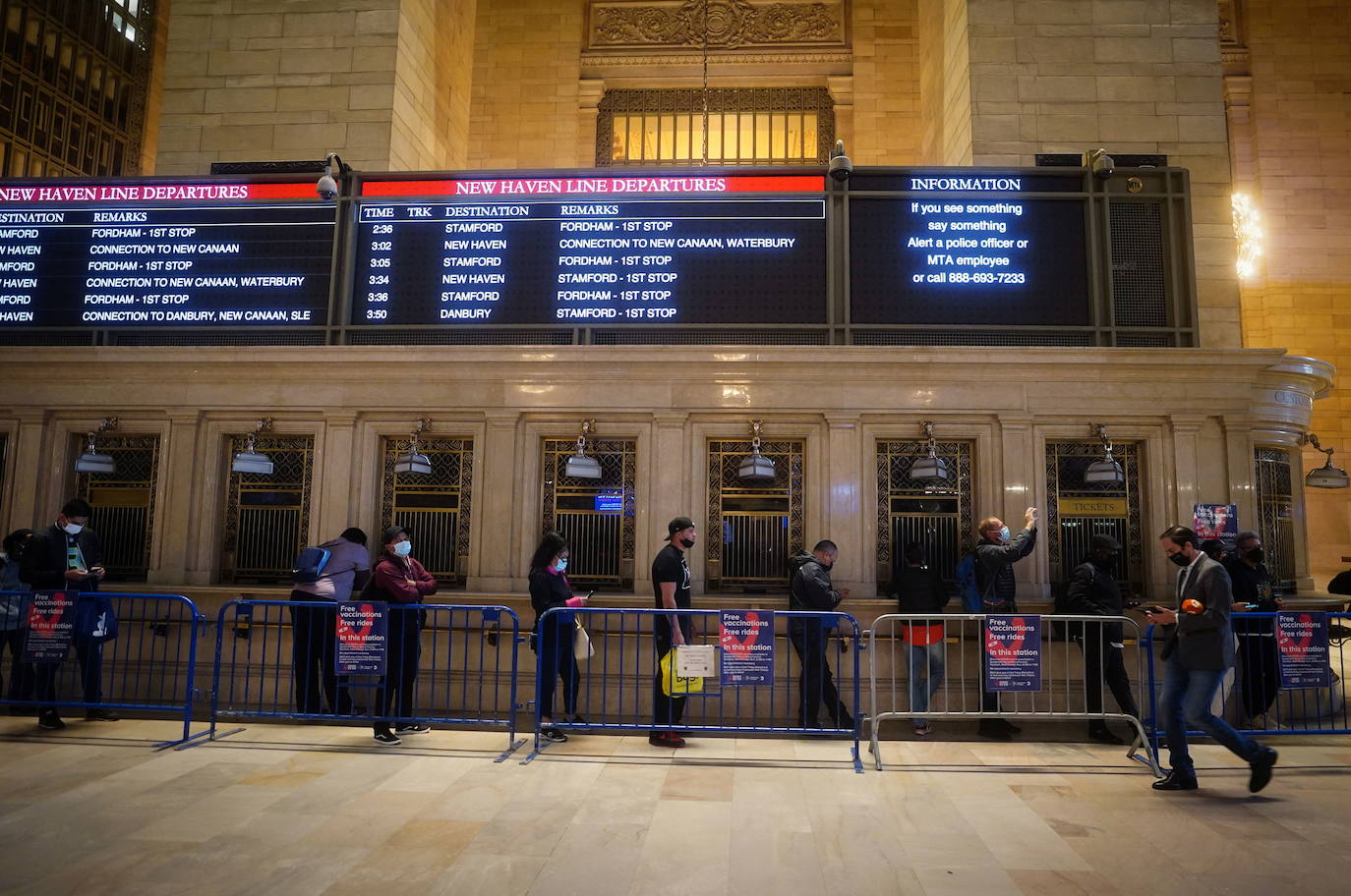 Cola para recibir la vacuna en la Grand Central Station de Manhattan, en Nueva York.