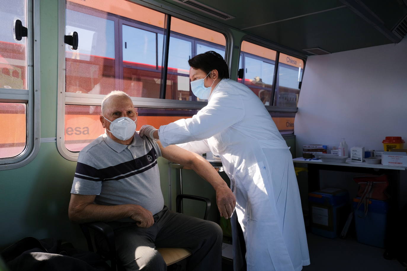 En Venecia, los sanitarios instalaron puestos en los 'vaporettos', los barcos que hacen las veces de autobuses urbanos por los canales.