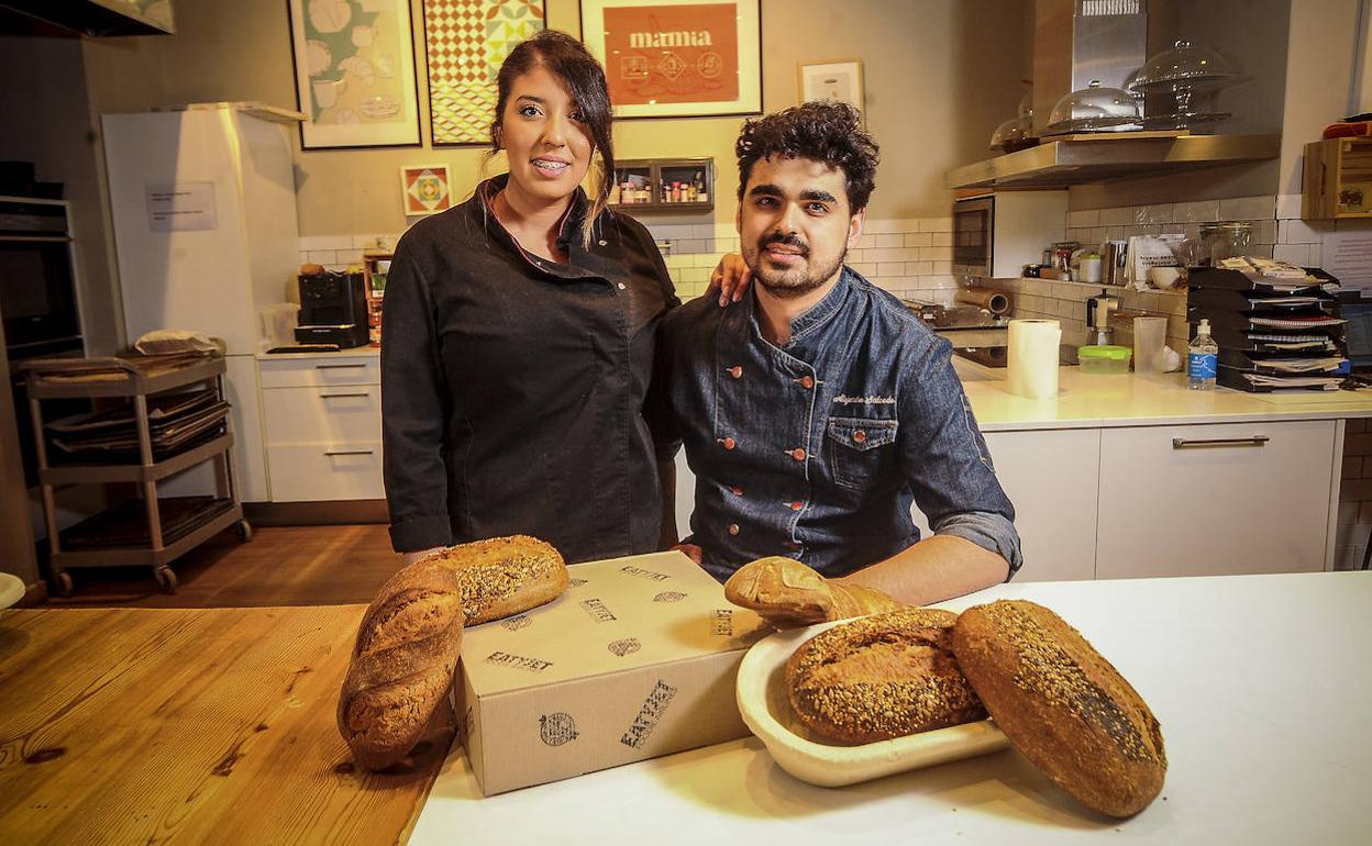 Amira Lemhaouli (26) y Alejandro Salceda (27), artífices de EatyJet, un puntazo culinario en la Vitoria de la pandemia: imaginación al servicio de una experiencia. 