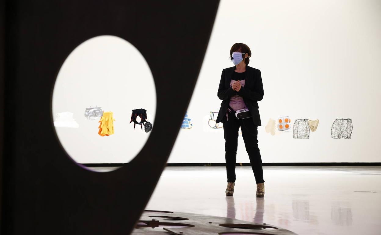 La artista, en la exposición de la Alhóndiga. 