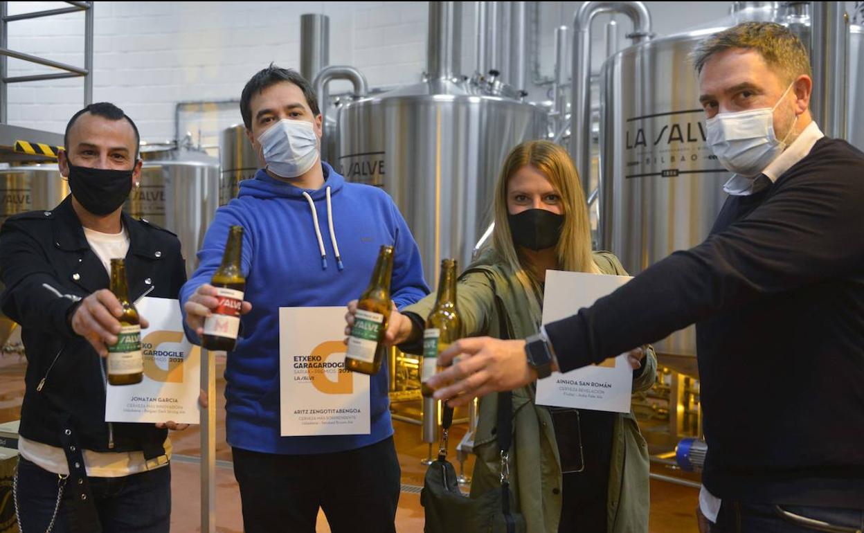 Los cerveceros Jonatan García, Aritz Zengotitabengoa, Ainhoa San Román y Jon Ruiz, director de La Salve. 