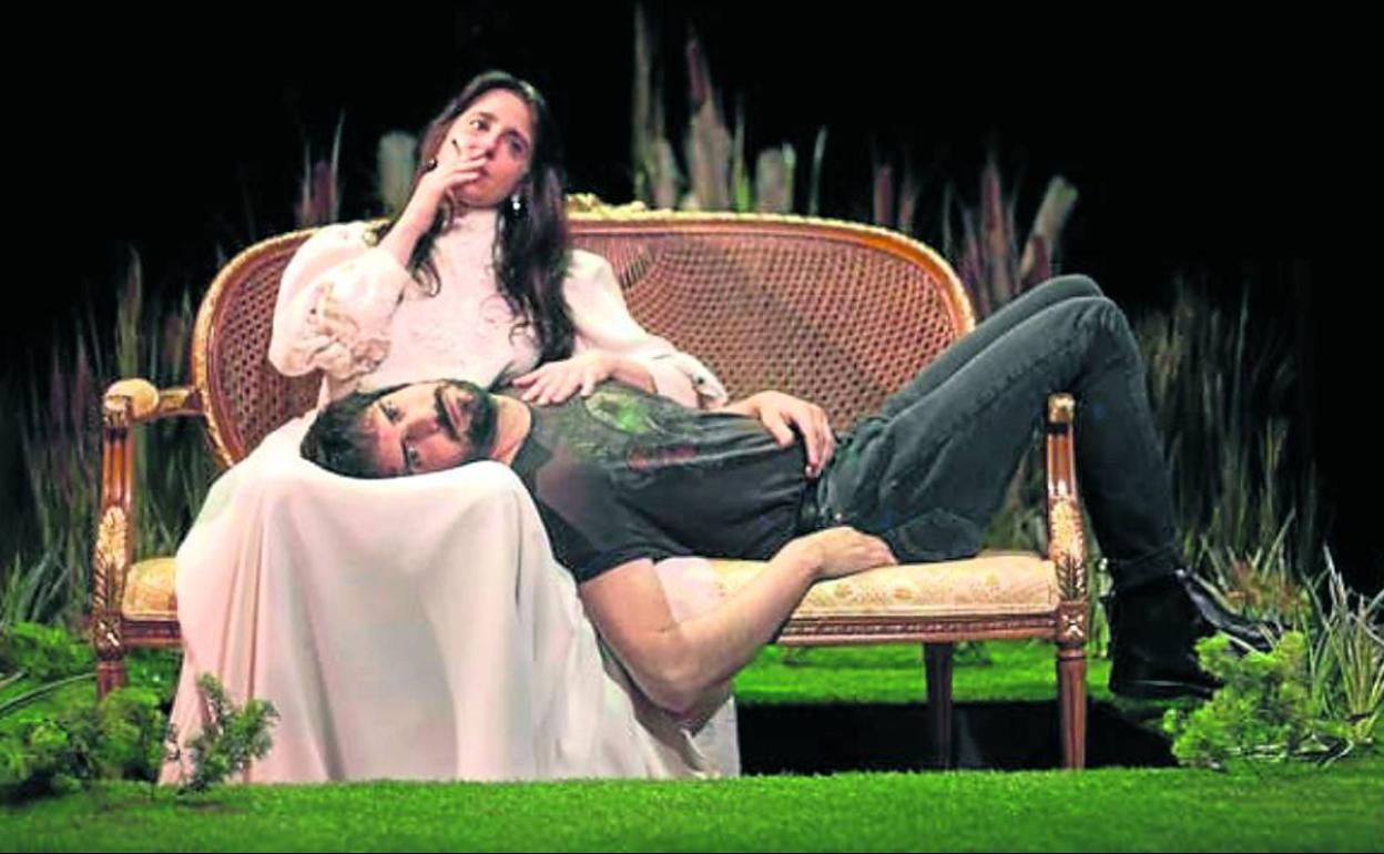 'Doña Rosita anotada', que se verá hoy en el Arriaga, discurre entre 2008 y los años 80. 