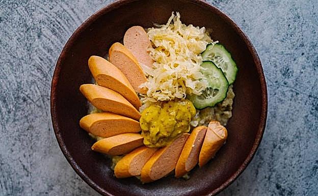 Stapott con rookworst de Amsterdam, típico embutido holandés acompañado de salsa y berza.