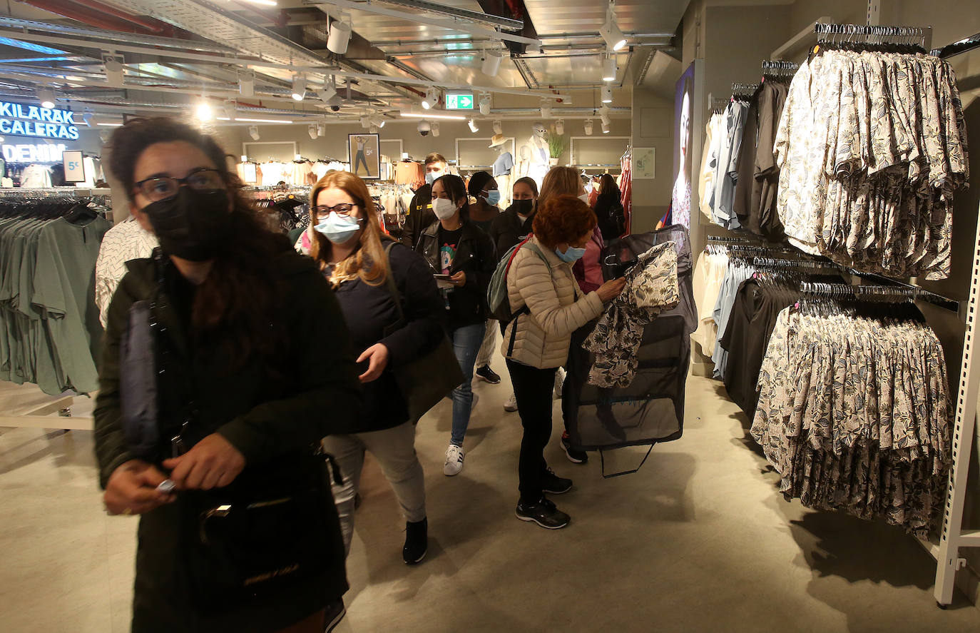 Fotos: Colas en la apertura del Primark de Bilbao