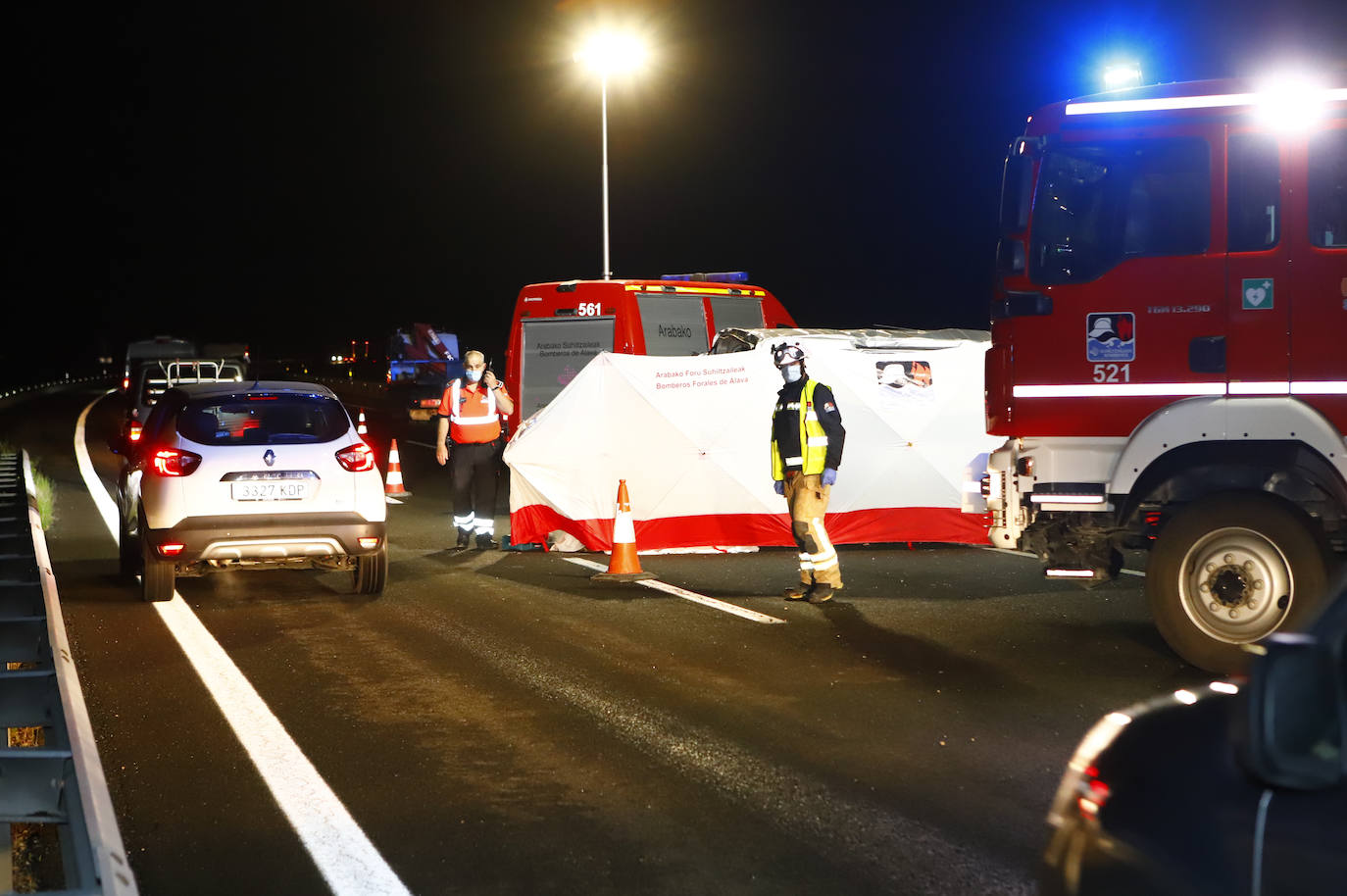 Fotos: Fallecen dos de los seis ocupantes de una furgoneta al volcar en la AP-1 en Armiñón