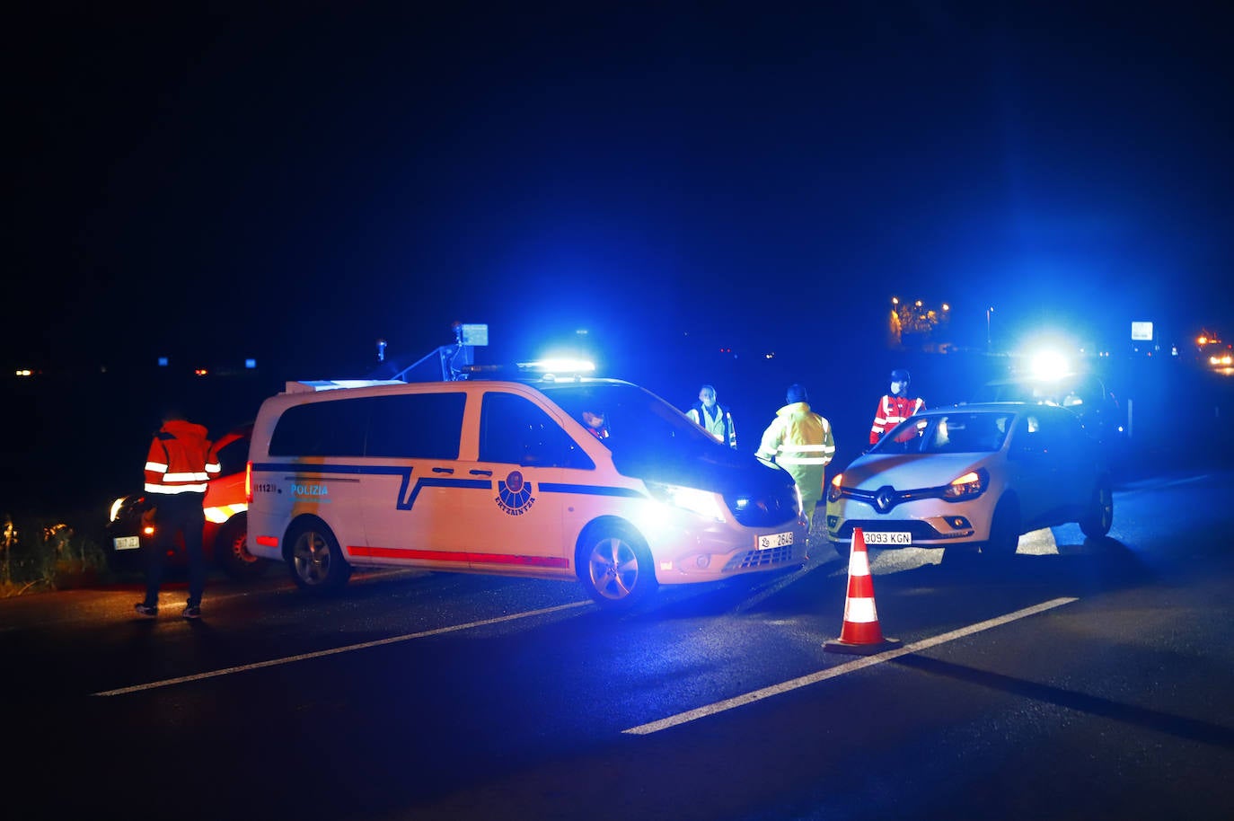 Fotos: Fallecen dos de los seis ocupantes de una furgoneta al volcar en la AP-1 en Armiñón