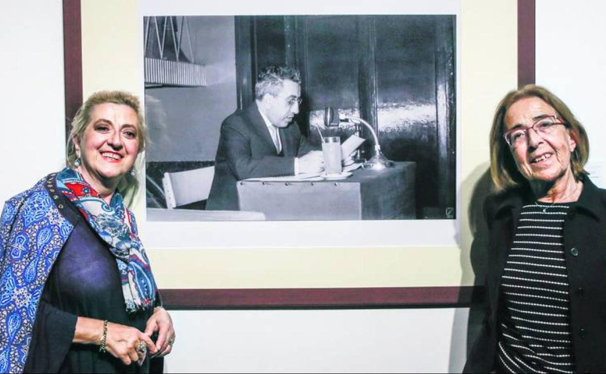 Ana Carmen, a la izquierda, y Blanca con una foto de su padre. 