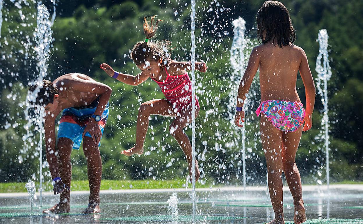 Los chorros de agua divierten y refrescan a los más jóvenes en las jornadas calurosas.