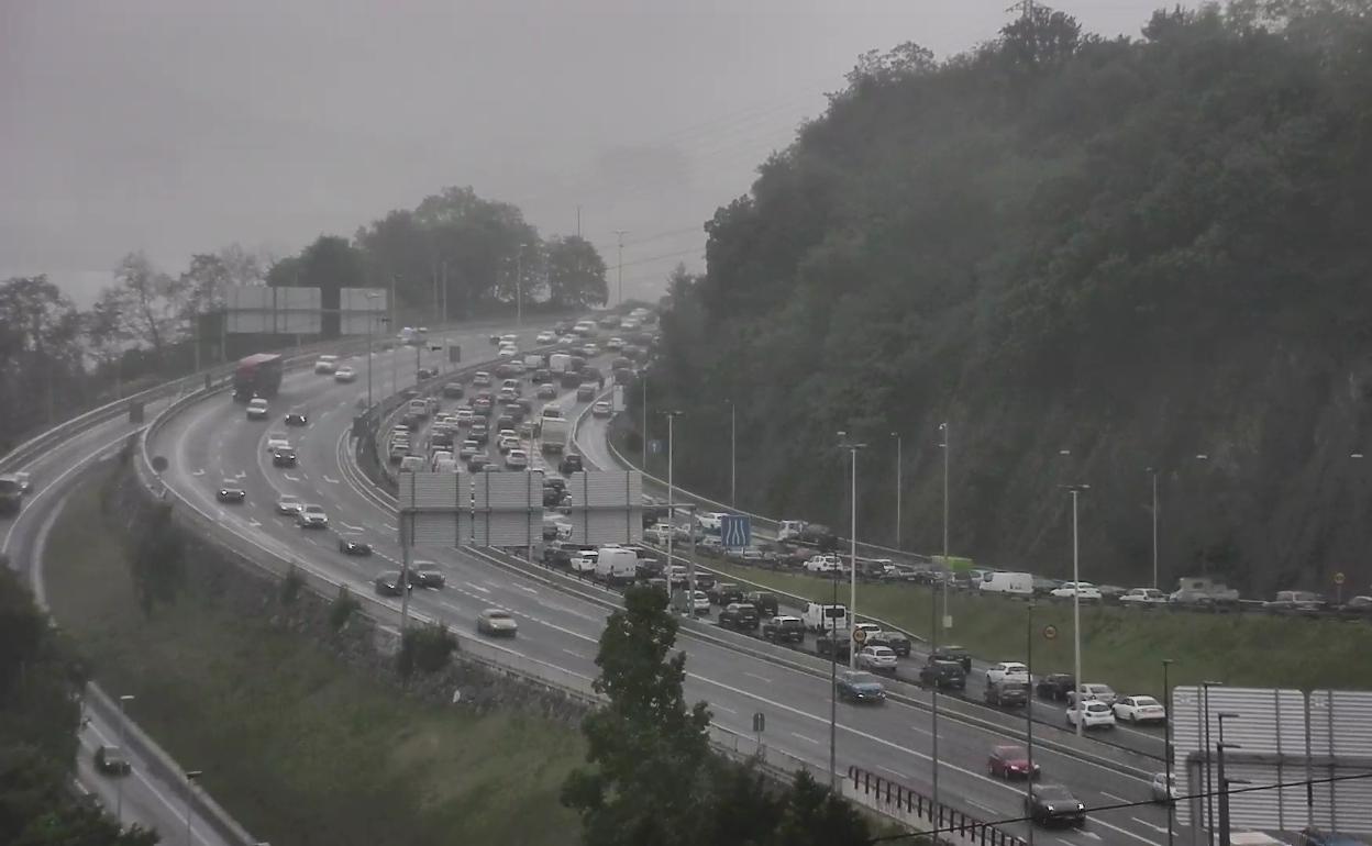 Dos horas de retenciones en el Txorierri por la avería de un vehículo en Rontegi