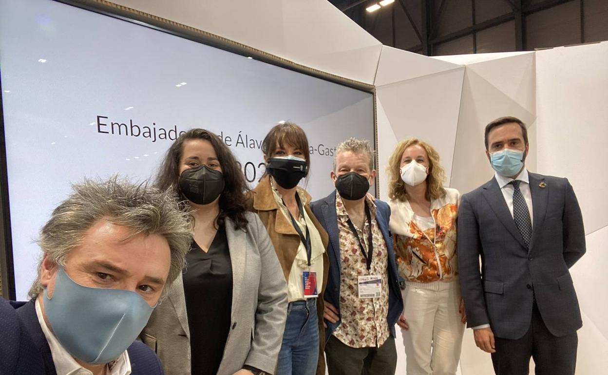Joseba Fiestras retrata en un selfi a los nuevos embajadores de Álava y Vitoria, Mamen Mendizábal y Alberto Chicote, junto a la concejala Estíbaliz Canto, la diputada Cristina González y el consejero Javier Hurtado. 