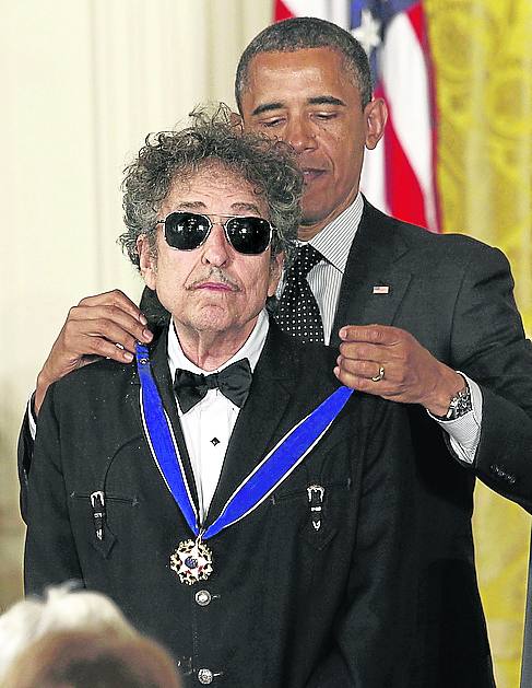 Obama le impone la Medalla Presidencial de la Libertad a Dylan (2012).