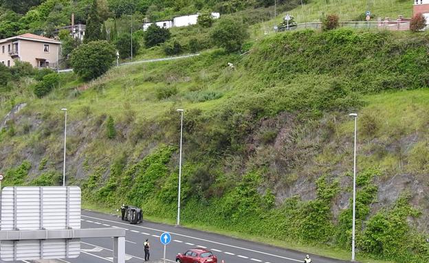 Agentes regulan el tráfico, tras el accidente.