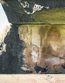 Imagen secundaria 2 - 'Bézier' (2020), obra al inicio de la exposición. Debajo, el artista junto a algunos diseños de exposiciones en esos paneles que simbolizan retículas del trabajo arquitectónico y detalle de 'Serie Friso Oteiza' (2021). 