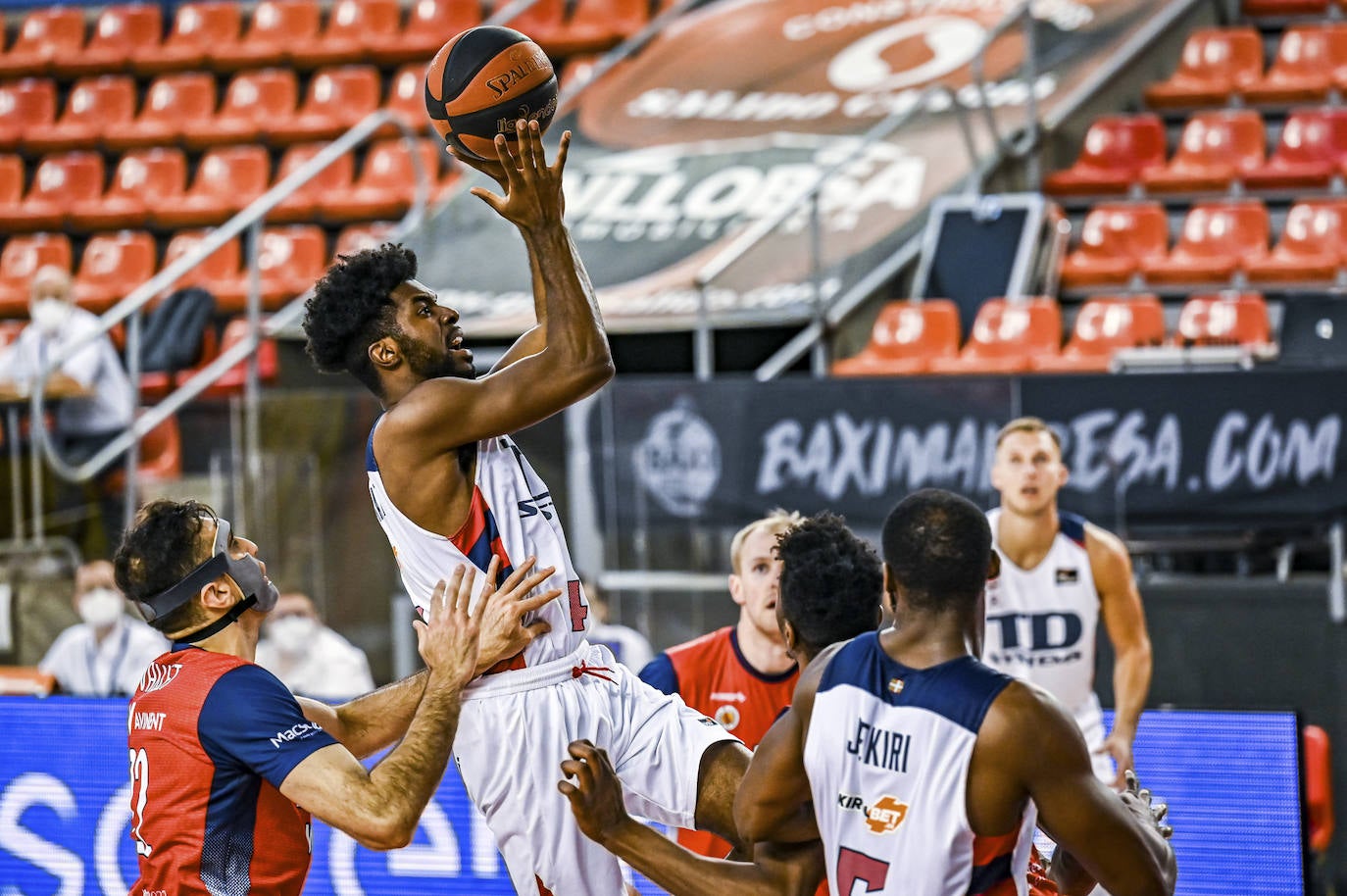 Fotos: Las mejores imágenes del Manresa-Baskonia