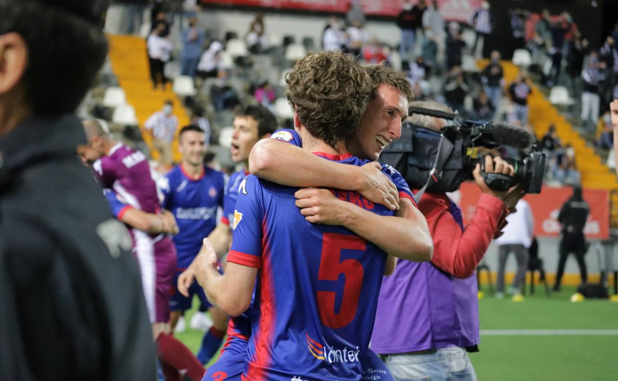 Los jugadores celebran el triunfo.