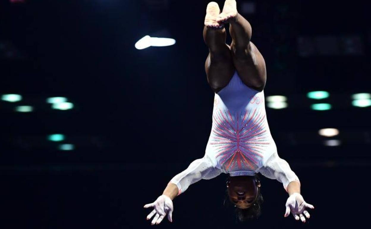 La gimnasta estadounidense Simone Biles volando en pleno salto. 