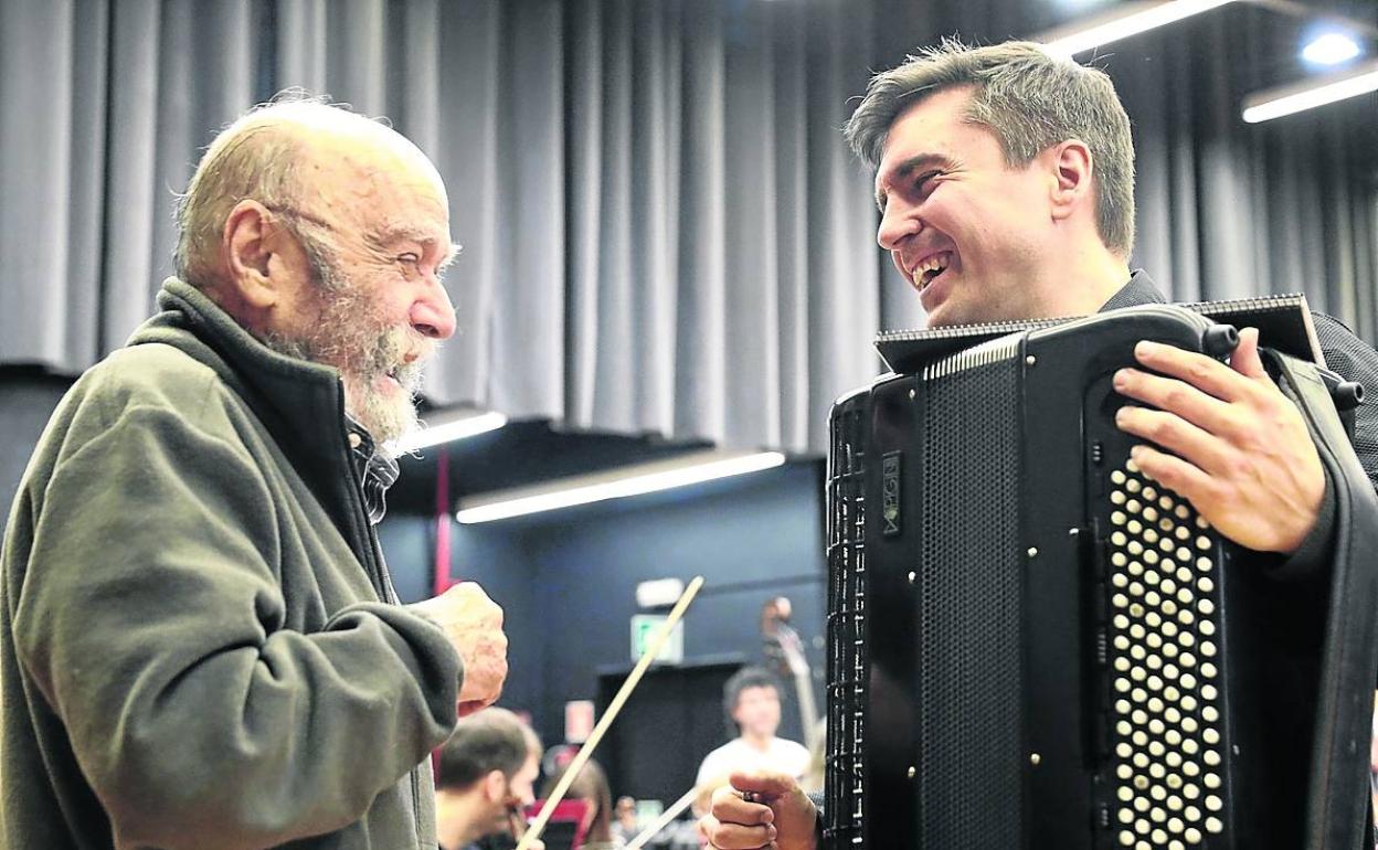 El compositor Luis de Pablo junto al acordeonista Iñaki Alberdi. 