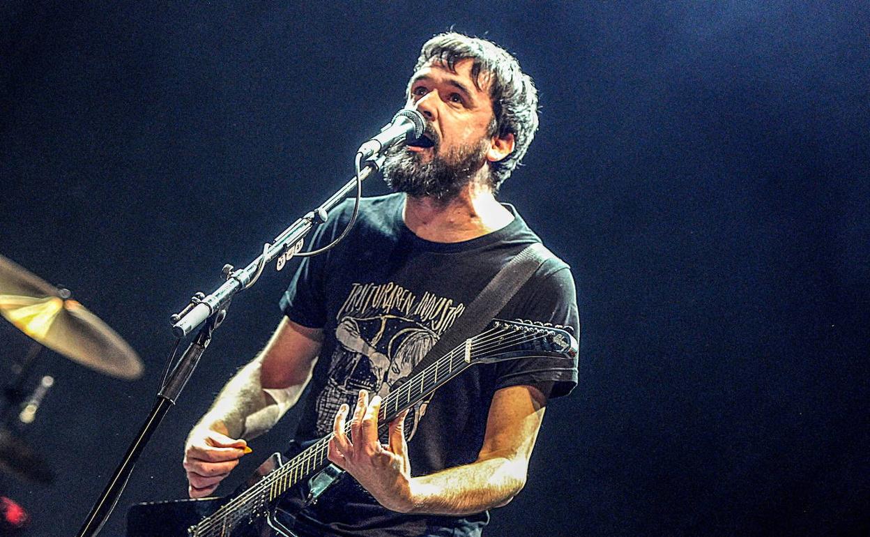 1994an sortu zuen hiru lagunekin batera Berri Txarrak taldea eta ordutik erreferente bihurtu da euskal musikan