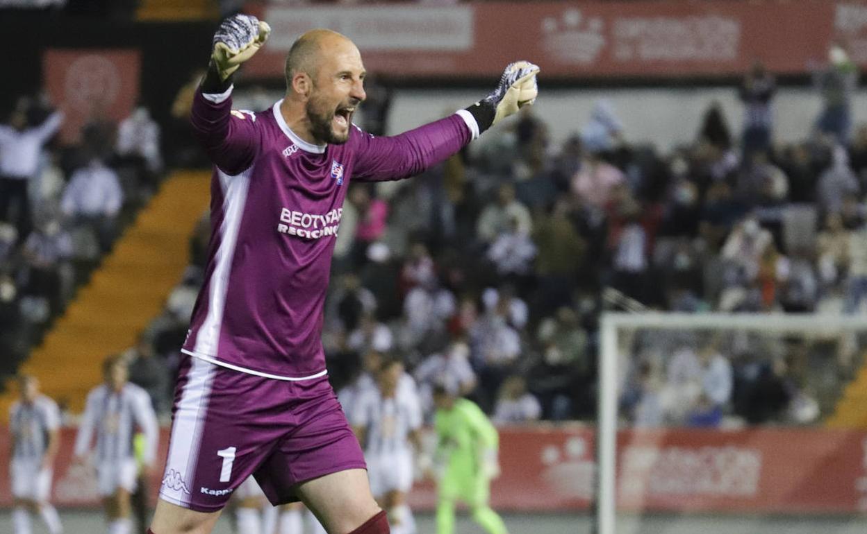 El portero del Amorebieta, Mikel Saizar, festeja el ascenso, al término del partido. 