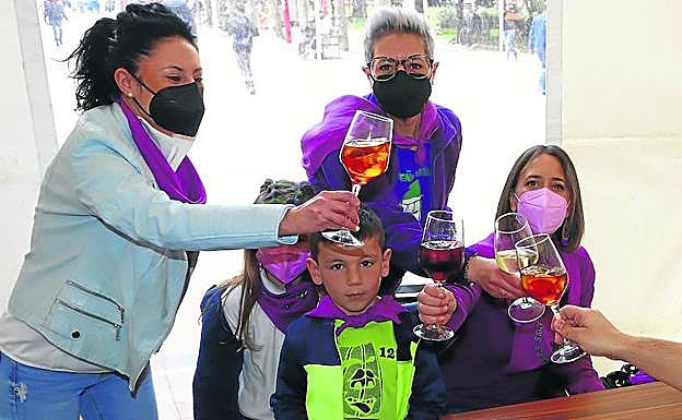Imagen principal - Algunos representantes de cuadrillas mirandesas animaron las terrazas mirandesas. Los accesos a San Juan Cerrados y una madre junto a su hijo ataviada con el traje de cuadrilla.