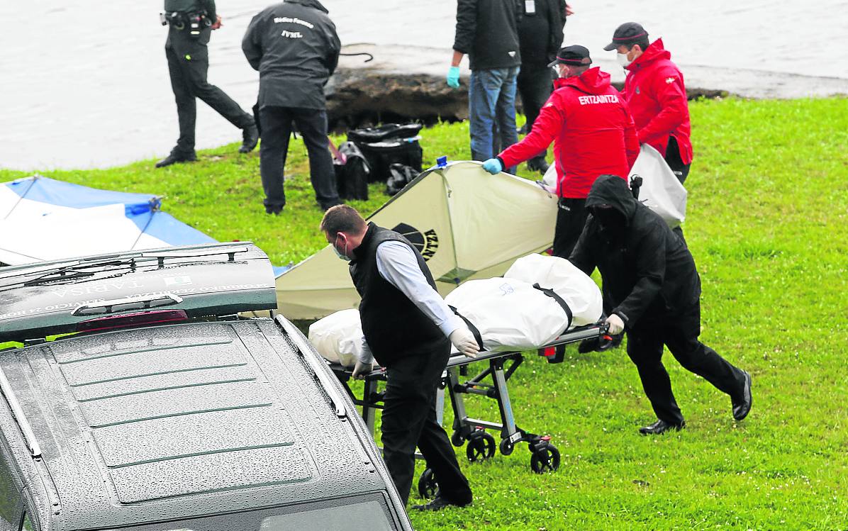 Forenses trasladan el cadáver del migrante fallecido en el Bidasoa. 